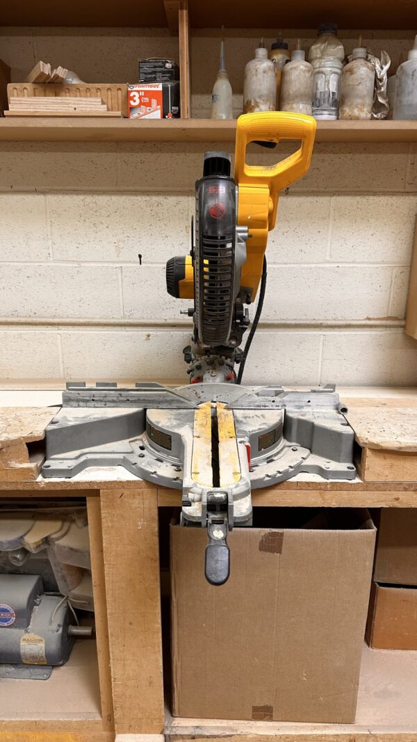 DEWALT DW717 10” Double-Bevel Sliding Compound Miter Saw - Image 7