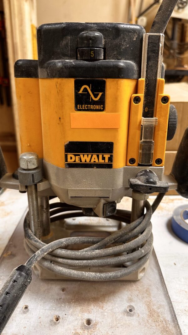 DeWalt DW625 Electronic Plunge Cut Router - Image 3